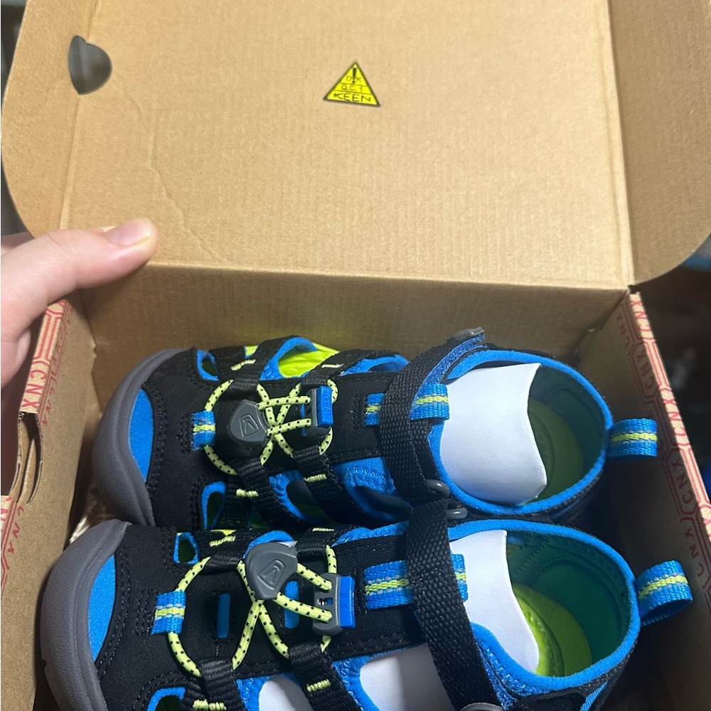 KEEN Big Kids Seacamp II CNX Sandals Size 12, Black/Brilliant Blue NWOT